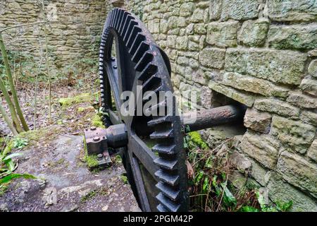 Eine alte Gusseisen-Wassermühle in der zerstörten Mühle in Jesmond Dene, Newcastle Upon Tyne, Großbritannien Stockfoto