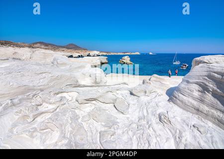 Weiße Kreidefelsen in Sarakiniko, Insel Milos, Kykladen, Griechenland. Stockfoto
