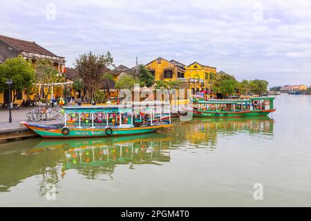 Touristenboote auf dem Fluss Thu Bon, Hoi an, Vietnam Stockfoto