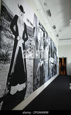 Mailand, Italien. 23. März 2023. Mailand, Italien HELMUT NEWTON LEGACY im Palazzo reale vom 24. März bis 25. Juni 2023 Retrospektive zum hundertsten Geburtstag des Fotografen Berlin, 1920 Los Angeles 2004. Die Kuratoren Dr. Matthias Harder und Denis Curti im Bild: Fotografien im Ausstellungsort ausgestellt. Credit: Independent Photo Agency/Alamy Live News Stockfoto