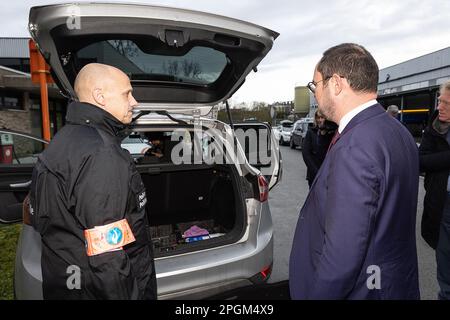 Polizeibeamter Bart Vertessen und Justizminister Vincent Van Quickenborne fotografierten während eines Pressezeitpunkts das Kabinett des Justizministers und der Bundespolizei über die Kriminalisierung von versteckten Räumen in Fahrzeugen in Gentbrugge, Gent, Donnerstag, den 23. März 2023. 2022 entdeckte die Drogenabteilung der Zentraldirektion für die Bekämpfung der schweren und organisierten Kriminalität in Belgien 95 versteckte Räume in Fahrzeugen. Dies führte unter anderem zur Beschlagnahme von 1,7 Millionen Euro in bar, 1,8 Tonnen Kokain, Waffen, Mobiltelefonen und anderen Drogen, ein Rekord. In etwa 2 von 3 OPs Stockfoto