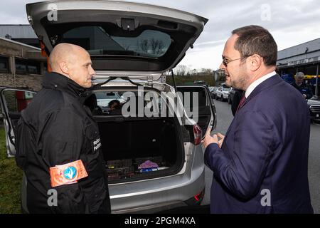 Polizeibeamter Bart Vertessen und Justizminister Vincent Van Quickenborne fotografierten während eines Pressezeitpunkts das Kabinett des Justizministers und der Bundespolizei über die Kriminalisierung von versteckten Räumen in Fahrzeugen in Gentbrugge, Gent, Donnerstag, den 23. März 2023. 2022 entdeckte die Drogenabteilung der Zentraldirektion für die Bekämpfung der schweren und organisierten Kriminalität in Belgien 95 versteckte Räume in Fahrzeugen. Dies führte unter anderem zur Beschlagnahme von 1,7 Millionen Euro in bar, 1,8 Tonnen Kokain, Waffen, Mobiltelefonen und anderen Drogen, ein Rekord. In etwa 2 von 3 OPs Stockfoto