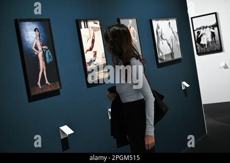Mailand, Italien. 23. März 2023. Mailand, Italien HELMUT NEWTON LEGACY im Palazzo reale vom 24. März bis 25. Juni 2023 Retrospektive zum hundertsten Geburtstag des Fotografen Berlin, 1920 Los Angeles 2004. Die Kuratoren Dr. Matthias Harder und Denis Curti im Bild: Fotografien im Ausstellungsort ausgestellt. Credit: Independent Photo Agency/Alamy Live News Stockfoto