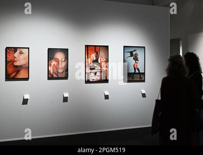 Mailand, Italien. 23. März 2023. Mailand, Italien HELMUT NEWTON LEGACY im Palazzo reale vom 24. März bis 25. Juni 2023 Retrospektive zum hundertsten Geburtstag des Fotografen Berlin, 1920 Los Angeles 2004. Die Kuratoren Dr. Matthias Harder und Denis Curti im Bild: Fotografien im Ausstellungsort ausgestellt. Credit: Independent Photo Agency/Alamy Live News Stockfoto