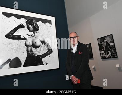 Mailand, Italien. 23. März 2023. Mailand, Italien HELMUT NEWTON LEGACY im Palazzo reale vom 24. März bis 25. Juni 2023 Retrospektive zum hundertsten Geburtstag des Fotografen Berlin, 1920 Los Angeles 2004. Kuratoren Dr. Matthias Harder und Denis Curti dei Tre OCI und Berater der Venice Foundation Credit: Independent Photo Agency/Alamy Live News Stockfoto