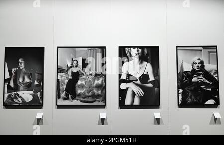 Mailand, Italien. 23. März 2023. Mailand, Italien HELMUT NEWTON LEGACY im Palazzo reale vom 24. März bis 25. Juni 2023 Retrospektive zum hundertsten Geburtstag des Fotografen Berlin, 1920 Los Angeles 2004. Die Kuratoren Dr. Matthias Harder und Denis Curti im Bild: Fotografien im Ausstellungsort ausgestellt. Credit: Independent Photo Agency/Alamy Live News Stockfoto