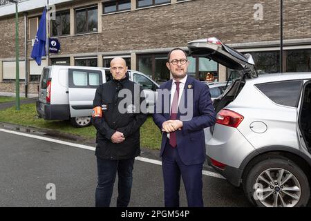 Polizeibeamter Bart Vertessen und Justizminister Vincent Van Quickenborne fotografierten während eines Pressezeitpunkts das Kabinett des Justizministers und der Bundespolizei über die Kriminalisierung von versteckten Räumen in Fahrzeugen in Gentbrugge, Gent, Donnerstag, den 23. März 2023. 2022 entdeckte die Drogenabteilung der Zentraldirektion für die Bekämpfung der schweren und organisierten Kriminalität in Belgien 95 versteckte Räume in Fahrzeugen. Dies führte unter anderem zur Beschlagnahme von 1,7 Millionen Euro in bar, 1,8 Tonnen Kokain, Waffen, Mobiltelefonen und anderen Drogen, ein Rekord. In etwa 2 von 3 OPs Stockfoto