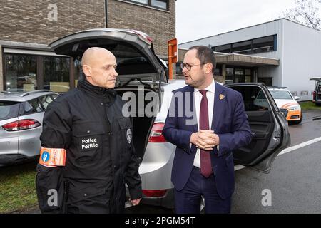 Polizeibeamter Bart Vertessen und Justizminister Vincent Van Quickenborne fotografierten während eines Pressezeitpunkts das Kabinett des Justizministers und der Bundespolizei über die Kriminalisierung von versteckten Räumen in Fahrzeugen in Gentbrugge, Gent, Donnerstag, den 23. März 2023. 2022 entdeckte die Drogenabteilung der Zentraldirektion für die Bekämpfung der schweren und organisierten Kriminalität in Belgien 95 versteckte Räume in Fahrzeugen. Dies führte unter anderem zur Beschlagnahme von 1,7 Millionen Euro in bar, 1,8 Tonnen Kokain, Waffen, Mobiltelefonen und anderen Drogen, ein Rekord. In etwa 2 von 3 OPs Stockfoto