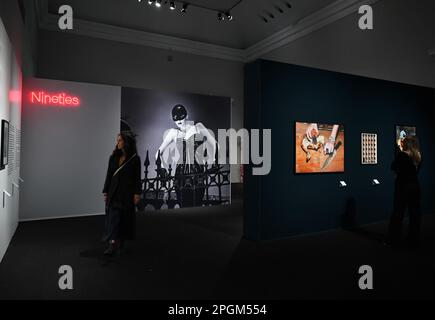 Mailand, Italien. 23. März 2023. Mailand, Italien HELMUT NEWTON LEGACY im Palazzo reale vom 24. März bis 25. Juni 2023 Retrospektive zum hundertsten Geburtstag des Fotografen Berlin, 1920 Los Angeles 2004. Die Kuratoren Dr. Matthias Harder und Denis Curti im Bild: Fotografien im Ausstellungsort ausgestellt. Credit: Independent Photo Agency/Alamy Live News Stockfoto