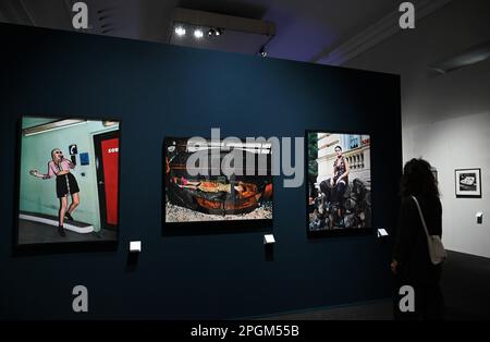 Mailand, Italien. 23. März 2023. Mailand, Italien HELMUT NEWTON LEGACY im Palazzo reale vom 24. März bis 25. Juni 2023 Retrospektive zum hundertsten Geburtstag des Fotografen Berlin, 1920 Los Angeles 2004. Die Kuratoren Dr. Matthias Harder und Denis Curti im Bild: Fotografien im Ausstellungsort ausgestellt. Credit: Independent Photo Agency/Alamy Live News Stockfoto