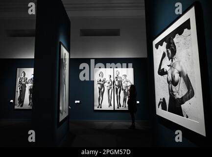 Mailand, Italien. 23. März 2023. Mailand, Italien HELMUT NEWTON LEGACY im Palazzo reale vom 24. März bis 25. Juni 2023 Retrospektive zum hundertsten Geburtstag des Fotografen Berlin, 1920 Los Angeles 2004. Die Kuratoren Dr. Matthias Harder und Denis Curti im Bild: Fotografien im Ausstellungsort ausgestellt. Credit: Independent Photo Agency/Alamy Live News Stockfoto