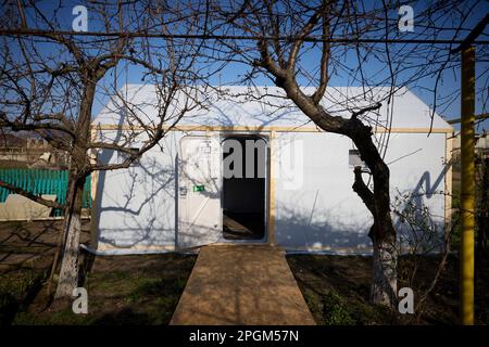 Charkiv, Ukraine. 23. März 2023. Ein neu errichteter Unterschlupf für Familien, nachdem ihre Häuser durch russische Raketenangriffe in der Region Kherson zerstört wurden, am 23. März 2023 in Posad-Pokrovske, Oblast Kherson, Ukraine. Kredit: Pool Photo/Pressestelle Des Ukrainischen Präsidenten/Alamy Live News Stockfoto