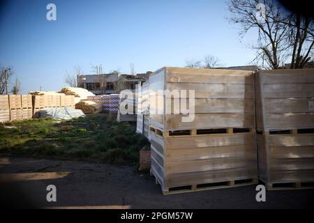 Charkiv, Ukraine. 23. März 2023. Baumaterialstapel für den Wiederaufbau aus Schäden an der zivilen Infrastruktur durch russische Raketenangriffe in der Region Kherson, 23. März 2023 in Posad-Pokrovske, Oblast Kherson, Ukraine. Kredit: Pool Photo/Pressestelle Des Ukrainischen Präsidenten/Alamy Live News Stockfoto
