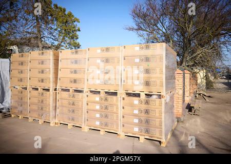 Charkiv, Ukraine. 23. März 2023. Baumaterialstapel für den Wiederaufbau aus Schäden an der zivilen Infrastruktur durch russische Raketenangriffe in der Region Kherson, 23. März 2023 in Posad-Pokrovske, Oblast Kherson, Ukraine. Kredit: Pool Photo/Pressestelle Des Ukrainischen Präsidenten/Alamy Live News Stockfoto
