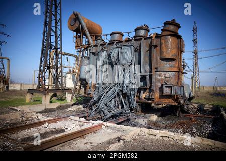 Charkiv, Ukraine. 23. März 2023. Ein durch russische Raketenangriffe in der Region Kherson am 23. März 2023 zerstörter Elektrogenerator in Posad-Pokrovske, Oblast Kherson, Ukraine. Kredit: Pool Photo/Pressestelle Des Ukrainischen Präsidenten/Alamy Live News Stockfoto