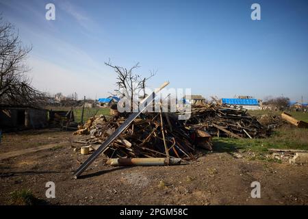 Charkiv, Ukraine. 23. März 2023. Ein Haufen Trümmer aus Häusern, die durch russische Raketenangriffe in der Region Kherson am 23. März 2023 in Posad-Pokrovske, Oblast Kherson, Ukraine, zerstört wurden. Kredit: Pool Photo/Pressestelle Des Ukrainischen Präsidenten/Alamy Live News Stockfoto