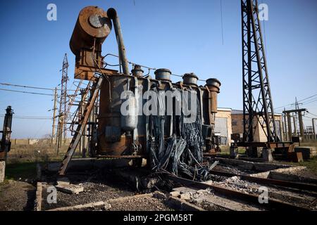 Charkiv, Ukraine. 23. März 2023. Ein durch russische Raketenangriffe in der Region Kherson am 23. März 2023 zerstörter Elektrogenerator in Posad-Pokrovske, Oblast Kherson, Ukraine. Kredit: Pool Photo/Pressestelle Des Ukrainischen Präsidenten/Alamy Live News Stockfoto