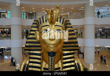 HHravityHH eine großangelegte Installation des in Los Angeles ansässigen Konzeptkünstlers AWOL Erizku wird im Pacific Place in Admiralty ausgestellt. 16MAR23 SCMP/Sam Tsang Stockfoto