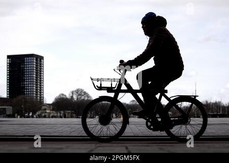 AMSTERDAM - Elektrofahrräder im Verkehr. Viele Amsterdamer machen sich Sorgen um die Straßenverkehrssicherheit, vor allem wegen der zunehmenden Anzahl von E-Bikes und Rollern. ANP RAMON VAN FLYMEN niederlande raus - belgien raus Stockfoto