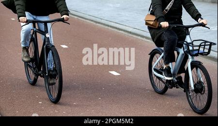 AMSTERDAM - Elektrofahrräder im Verkehr. Viele Amsterdamer machen sich Sorgen um die Straßenverkehrssicherheit, vor allem wegen der zunehmenden Anzahl von E-Bikes und Rollern. ANP RAMON VAN FLYMEN niederlande raus - belgien raus Stockfoto