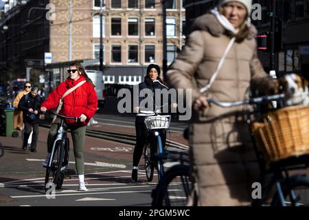 AMSTERDAM - Elektrofahrräder im Verkehr. Viele Amsterdamer machen sich Sorgen um die Straßenverkehrssicherheit, vor allem wegen der zunehmenden Anzahl von E-Bikes und Rollern. ANP RAMON VAN FLYMEN niederlande raus - belgien raus Stockfoto