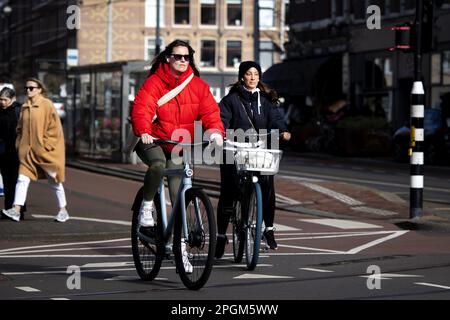 AMSTERDAM - Elektrofahrräder im Verkehr. Viele Amsterdamer machen sich Sorgen um die Straßenverkehrssicherheit, vor allem wegen der zunehmenden Anzahl von E-Bikes und Rollern. ANP RAMON VAN FLYMEN niederlande raus - belgien raus Stockfoto