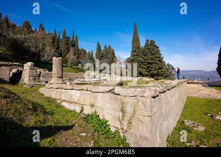 Römische und etruskische Ruinen in Fiesole, einer Stadt auf einem Hügel mit Blick auf Florenz - der Glockenturm ist ein markantes Wahrzeichen auf dem Hügel. Stockfoto