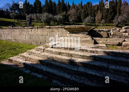 Römische und etruskische Ruinen in Fiesole, einer Stadt auf einem Hügel mit Blick auf Florenz - der Glockenturm ist ein markantes Wahrzeichen auf dem Hügel. Stockfoto