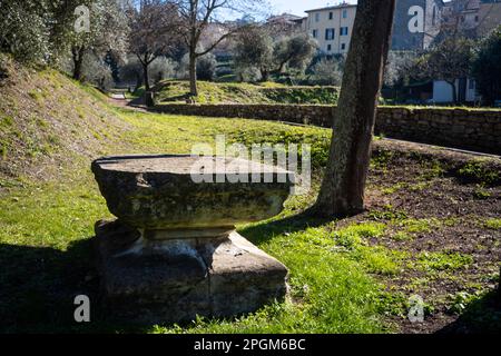 Römische und etruskische Ruinen in Fiesole, einer Stadt auf einem Hügel mit Blick auf Florenz - der Glockenturm ist ein markantes Wahrzeichen auf dem Hügel. Stockfoto