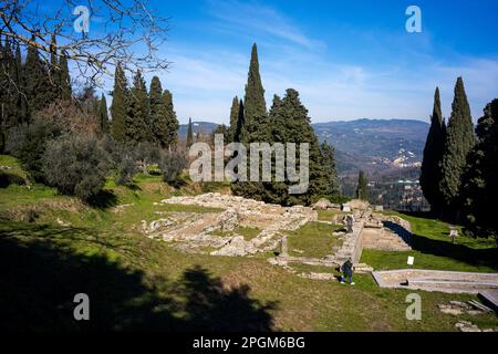 Römische und etruskische Ruinen in Fiesole, einer Stadt auf einem Hügel mit Blick auf Florenz - der Glockenturm ist ein markantes Wahrzeichen auf dem Hügel. Stockfoto