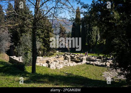 Römische und etruskische Ruinen in Fiesole, einer Stadt auf einem Hügel mit Blick auf Florenz - der Glockenturm ist ein markantes Wahrzeichen auf dem Hügel. Stockfoto