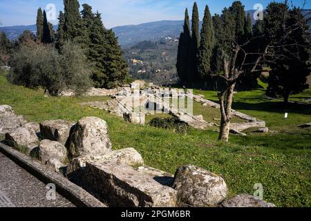 Römische und etruskische Ruinen in Fiesole, einer Stadt auf einem Hügel mit Blick auf Florenz - der Glockenturm ist ein markantes Wahrzeichen auf dem Hügel. Stockfoto