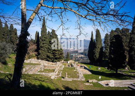 Römische und etruskische Ruinen in Fiesole, einer Stadt auf einem Hügel mit Blick auf Florenz - der Glockenturm ist ein markantes Wahrzeichen auf dem Hügel. Stockfoto