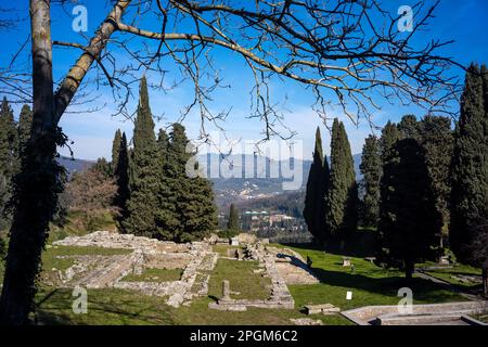 Römische und etruskische Ruinen in Fiesole, einer Stadt auf einem Hügel mit Blick auf Florenz - der Glockenturm ist ein markantes Wahrzeichen auf dem Hügel. Stockfoto