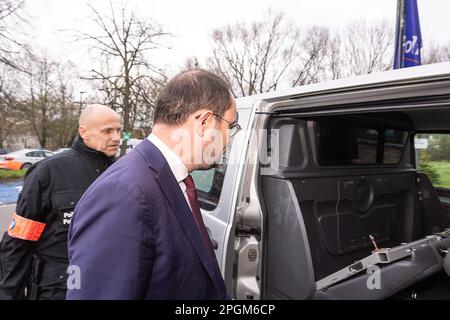 Polizeibeamter Bart Vertessen und Justizminister Vincent Van Quickenborne fotografierten während eines Pressezeitpunkts das Kabinett des Justizministers und der Bundespolizei über die Kriminalisierung von versteckten Räumen in Fahrzeugen in Gentbrugge, Gent, Donnerstag, den 23. März 2023. 2022 entdeckte die Drogenabteilung der Zentraldirektion für die Bekämpfung der schweren und organisierten Kriminalität in Belgien 95 versteckte Räume in Fahrzeugen. Dies führte unter anderem zur Beschlagnahme von 1,7 Millionen Euro in bar, 1,8 Tonnen Kokain, Waffen, Mobiltelefonen und anderen Drogen, ein Rekord. In etwa 2 von 3 OPs Stockfoto