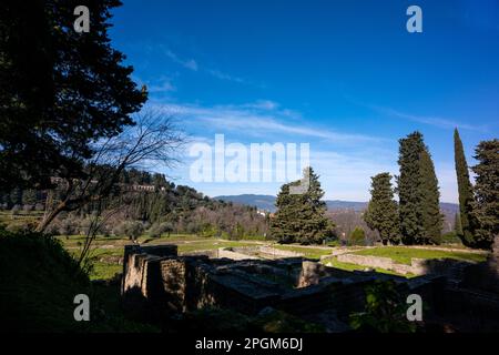 Römische und etruskische Ruinen in Fiesole, einer Stadt auf einem Hügel mit Blick auf Florenz - der Glockenturm ist ein markantes Wahrzeichen auf dem Hügel. Stockfoto