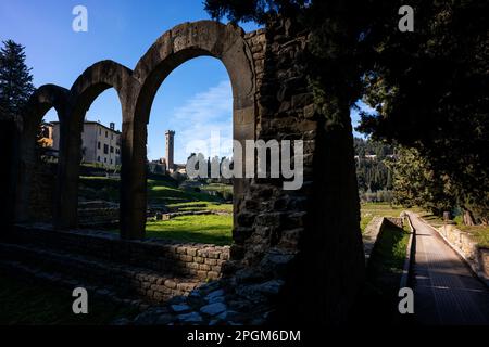 Römische und etruskische Ruinen in Fiesole, einer Stadt auf einem Hügel mit Blick auf Florenz - der Glockenturm ist ein markantes Wahrzeichen auf dem Hügel. Stockfoto