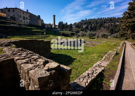 Römische und etruskische Ruinen in Fiesole, einer Stadt auf einem Hügel mit Blick auf Florenz - der Glockenturm ist ein markantes Wahrzeichen auf dem Hügel. Stockfoto