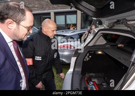 Justizminister Vincent Van Quickenborne und Polizeibeamter Bart Vertessen, in einem Pressezeitpunkt des Kabinetts des Justizministers und der Bundespolizei über die Kriminalisierung von versteckten Räumen in Fahrzeugen, in Gentbrugge, Gent, Donnerstag, den 23. März 2023. 2022 entdeckte die Drogenabteilung der Zentraldirektion für die Bekämpfung der schweren und organisierten Kriminalität in Belgien 95 versteckte Räume in Fahrzeugen. Dies führte unter anderem zur Beschlagnahme von 1,7 Millionen Euro in bar, 1,8 Tonnen Kokain, Waffen, Mobiltelefonen und anderen Drogen, ein Rekord. In etwa 2 von 3 OPs Stockfoto