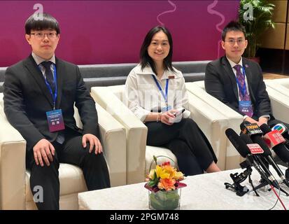 Unter den Teilnehmern des Seminars (veranstaltet von dem Besuch des HKSAR-Hauptgeschäftsführers John Lee Ka-chiu) waren die Studenten Lau to (Left), ein Doktorand für internationale Beziehungen an der Renmin University in Peking. Chow Dezhi (rechts) , 28, der an der Tsinghua University an Bioprinting von Zellen forschte, sagte, er werde weitere Studien in den Vereinigten Staaten durchführen, da dort die Technologie Pionierarbeit leistete. 17MAR23 SCMP/Natalie Wong Stockfoto