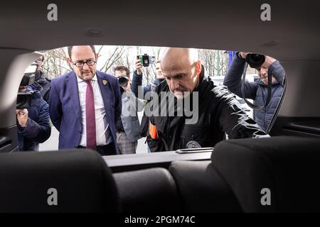 Justizminister Vincent Van Quickenborne und Polizeibeamter Bart Vertessen, in einem Pressezeitpunkt des Kabinetts des Justizministers und der Bundespolizei über die Kriminalisierung von versteckten Räumen in Fahrzeugen, in Gentbrugge, Gent, Donnerstag, den 23. März 2023. 2022 entdeckte die Drogenabteilung der Zentraldirektion für die Bekämpfung der schweren und organisierten Kriminalität in Belgien 95 versteckte Räume in Fahrzeugen. Dies führte unter anderem zur Beschlagnahme von 1,7 Millionen Euro in bar, 1,8 Tonnen Kokain, Waffen, Mobiltelefonen und anderen Drogen, ein Rekord. In etwa 2 von 3 OPs Stockfoto