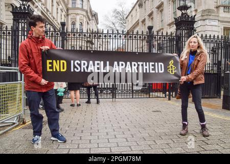 London, England, Großbritannien. 23. März 2023. Während der israelische Premierminister das Vereinigte Königreich besuchte, inszenierten Aktivisten von Amnesty International im Vereinigten Königreich vor der Downing Street einen Protest gegen die israelische Apartheid. (Kreditbild: © Vuk Valcic/ZUMA Press Wire) NUR REDAKTIONELLE VERWENDUNG! Nicht für den kommerziellen GEBRAUCH! Stockfoto