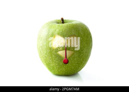 Apfel mit einem gefressenen Herzen in der Mitte, der eine Skala mit einer roten Nadel und einem weißen Hintergrund simuliert. Konzept der Gesundheit, Ernährung und Gewichtsverlust-Kontrolle Stockfoto