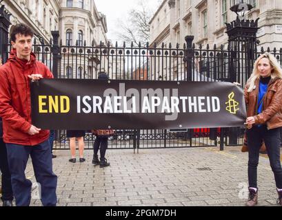 London, England, Großbritannien. 23. März 2023. Während der israelische Premierminister das Vereinigte Königreich besuchte, inszenierten Aktivisten von Amnesty International im Vereinigten Königreich vor der Downing Street einen Protest gegen die israelische Apartheid. (Kreditbild: © Vuk Valcic/ZUMA Press Wire) NUR REDAKTIONELLE VERWENDUNG! Nicht für den kommerziellen GEBRAUCH! Stockfoto