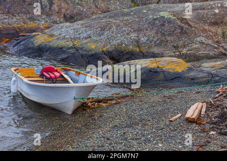 Kleines Schlauchboot an einem Strand in Oak Bay, British Columbia, Kanada Stockfoto