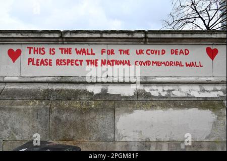 COVID-19 nationaler Tag der Refektion, dritter Jahrestag der ersten Covid-19-Abriegelung. National Covid Memorial Wall, London, Großbritannien Stockfoto