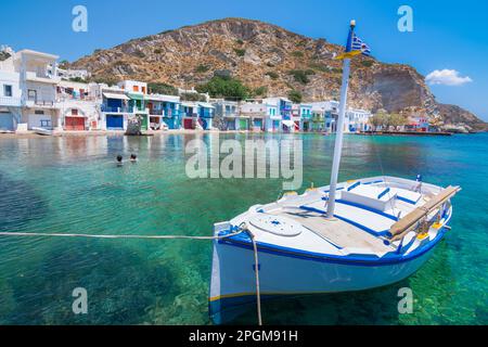 Scenic Klima Dorf (traditionelle griechische Dorf am Meer, das im Stil der Kykladen) mit sirmata - der traditionellen Häuser der Fischer, Insel Milos, Kykladen, Stockfoto