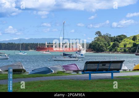 Tauranga Neuseeland - März 22 2023: Frachtschiff Berge Rishi beim Einlaufen in den Hafen von Tauranga auf dem Weg zum Hafen Stockfoto