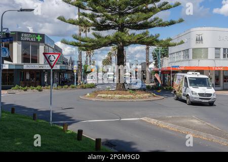 Tauranga Neuseeland - März 22 2023; Kreisverkehr, Garten- und Straßenkreuzung und Gebäude auf der Maunganui Road. Stockfoto