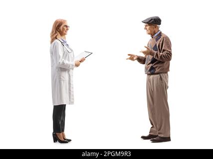 Vollprofil-Aufnahme einer leitenden Patientin, die mit einer Ärztin spricht, isoliert auf weißem Hintergrund Stockfoto